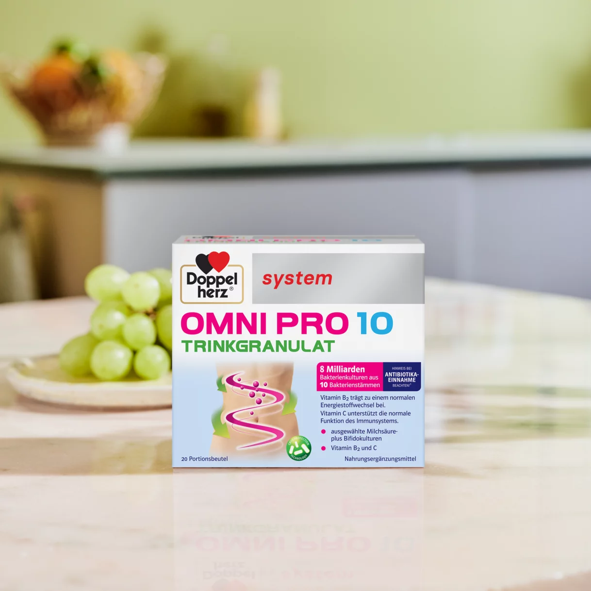 Doppelherz system Omni Pro 10 auf Küchentheke mit Weintrauben im Hintergrund